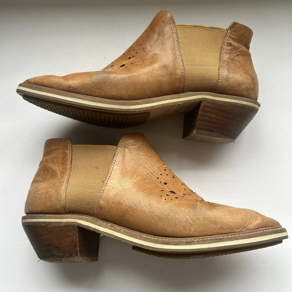 Kelsi Dagger Brooklyn Crestone Ankle Boots Women 8 Tan Perforated Leather C386RX